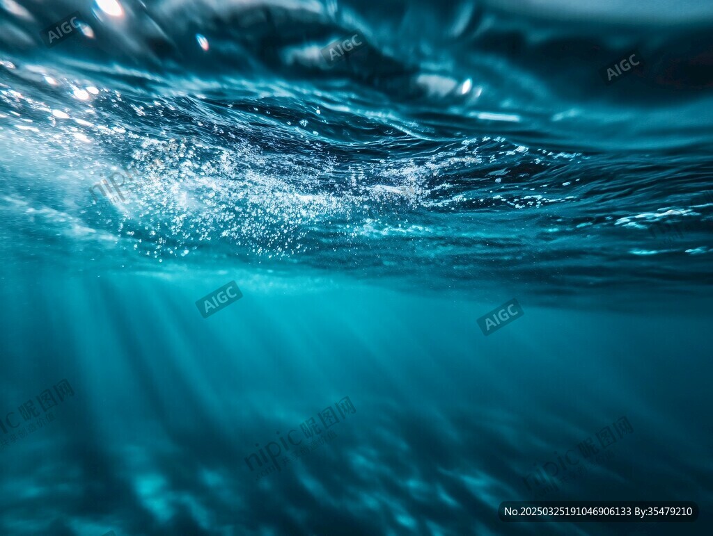 海底波光粼粼的蓝色水浪