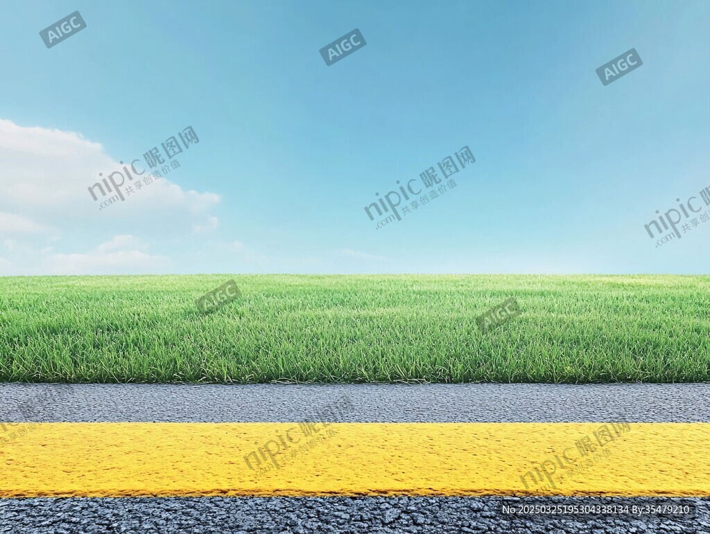 开阔公路边的翠绿草地