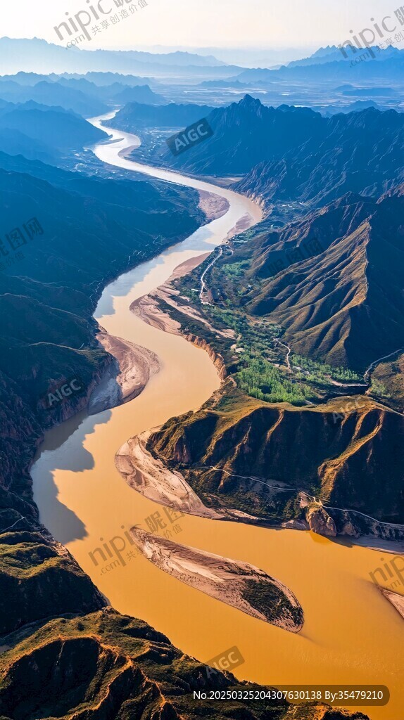 黄河蜿蜒于壮丽山峦间