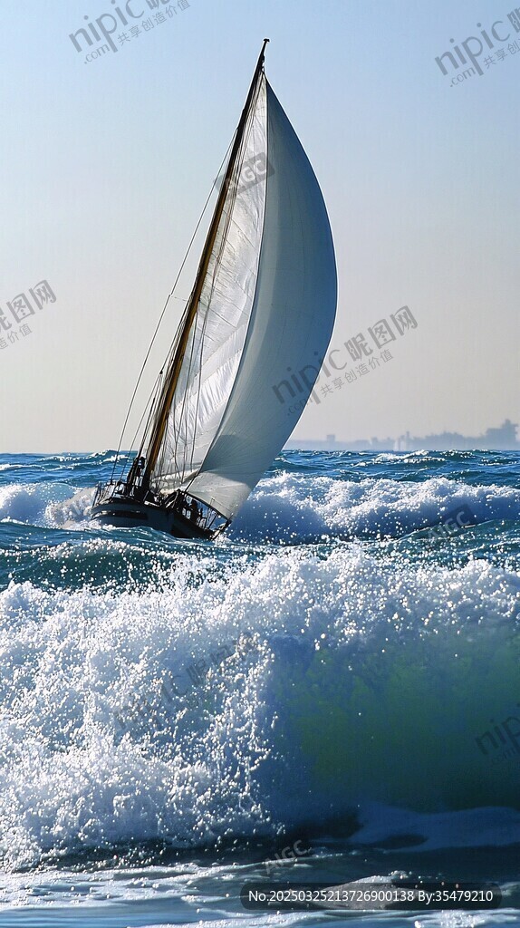 帆船破浪前行于蔚蓝大海