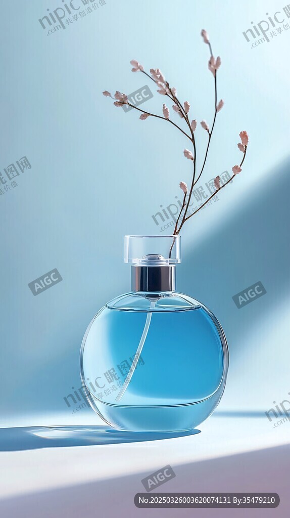蓝色香水瓶插着粉嫩花枝