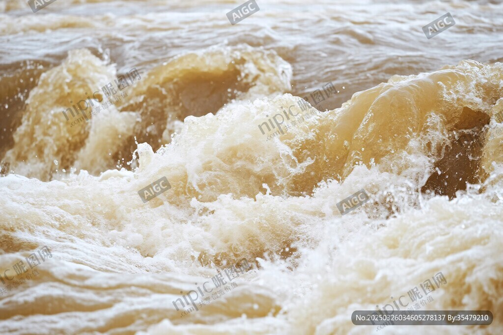 汹涌的黄色湍急水流