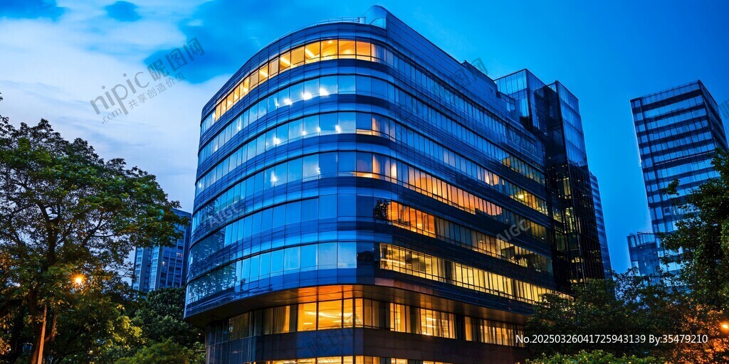 夜幕下的都市玻璃幕墙建筑