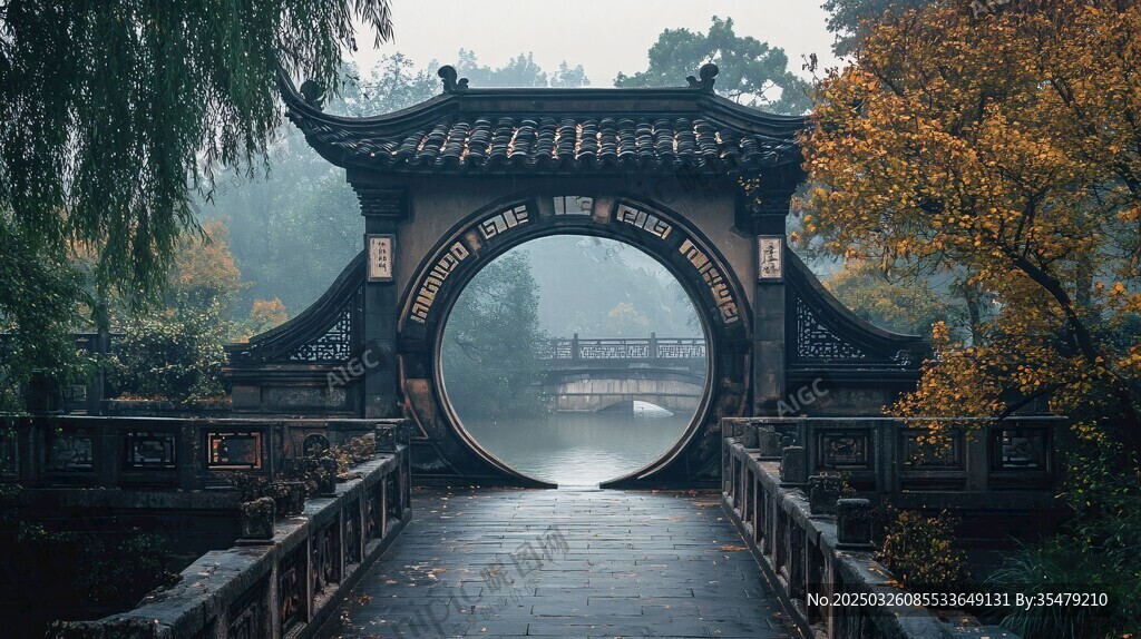 秋雾中的中式圆门古景