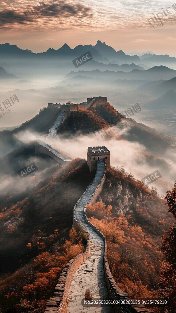 秋日云海中的壮美长城