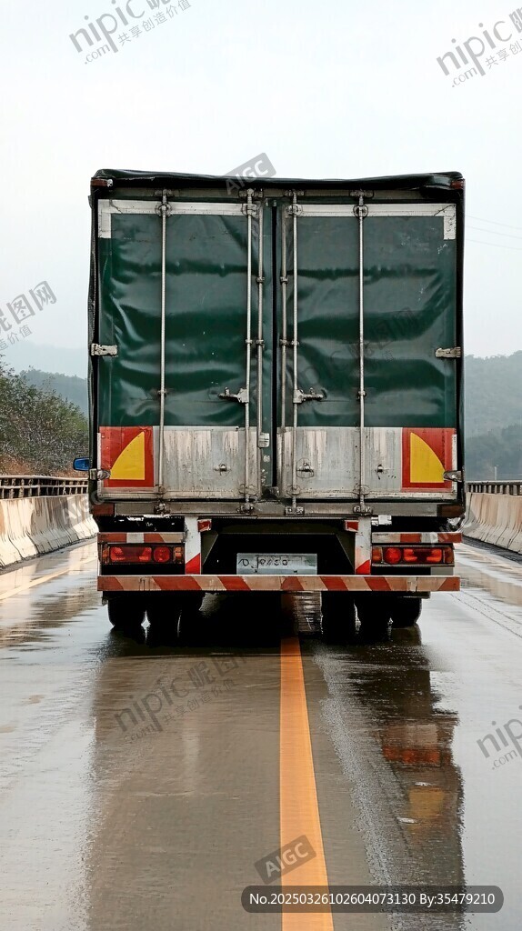雨中行驶的大型货运卡车