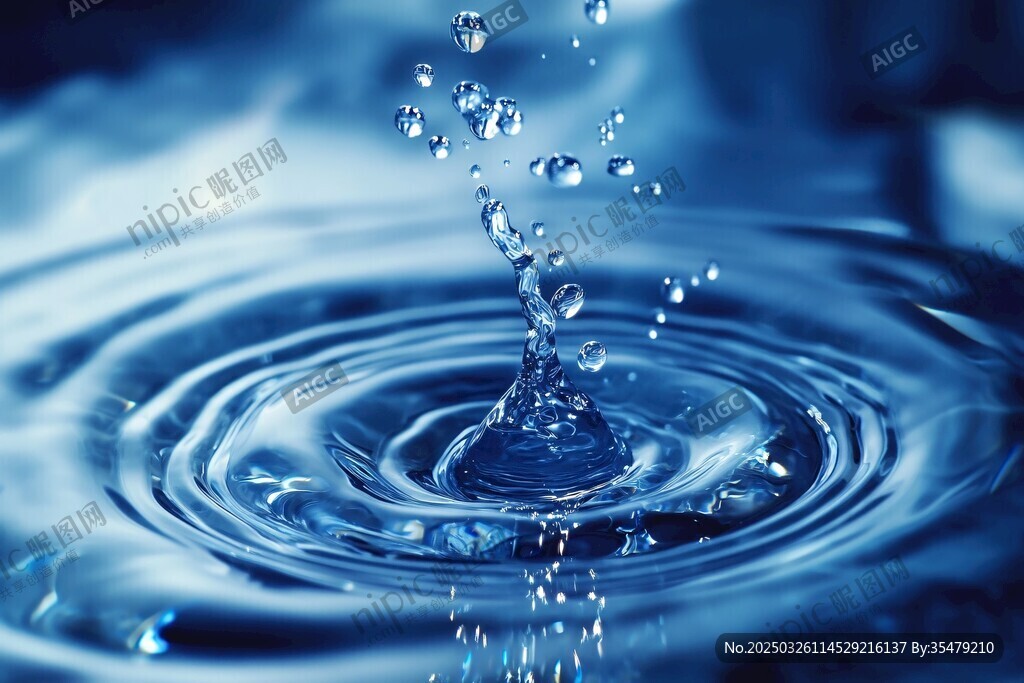 水滴落水面的美丽瞬间
