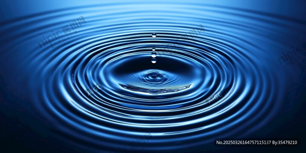 水滴入水泛起蓝色涟漪