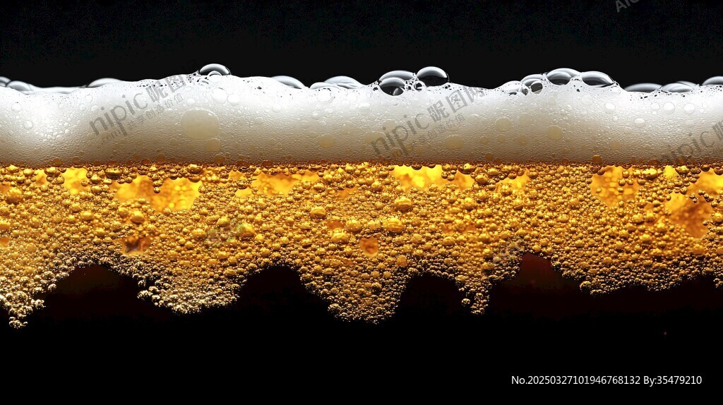 泡沫满溢的金黄啤酒