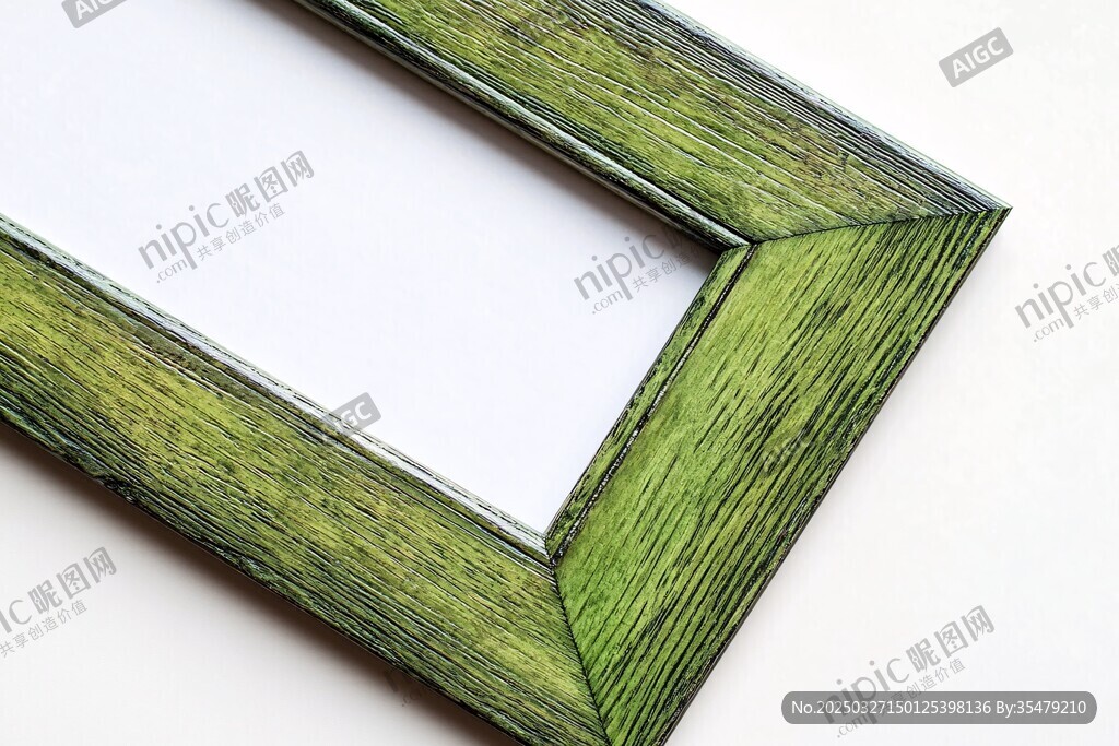 绿色木质画框边角特写