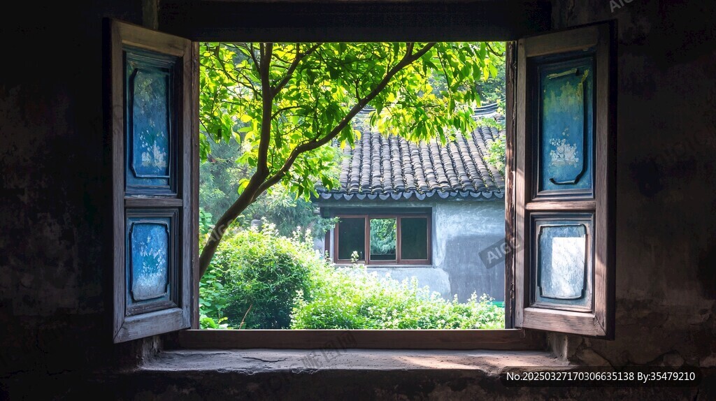 窗景如画 庭院绿意与古宅