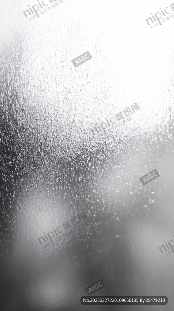 水珠覆玻璃的朦胧景象