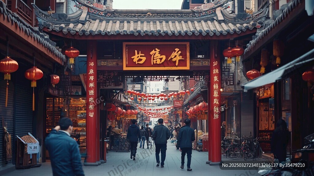 古街牌坊下的行人景象