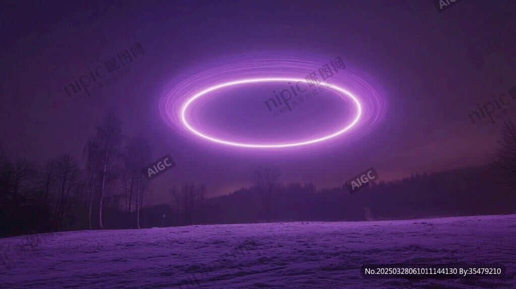 夜空中的神秘紫色光环