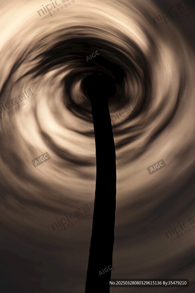 旋转夜空下的高耸之物