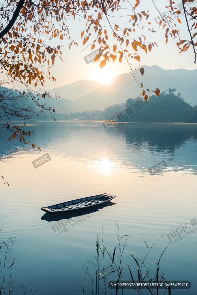 湖畔孤舟映夕阳美景