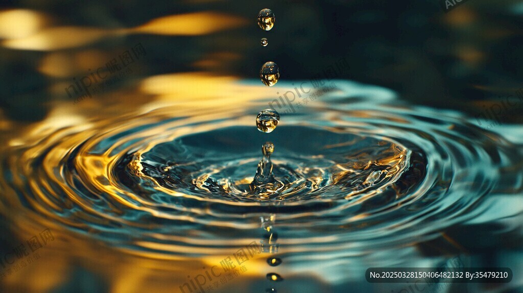 水滴落水面泛起金色涟漪