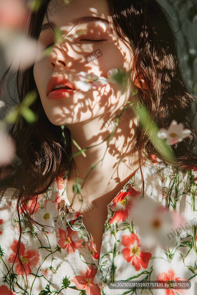 花影下的静谧少女