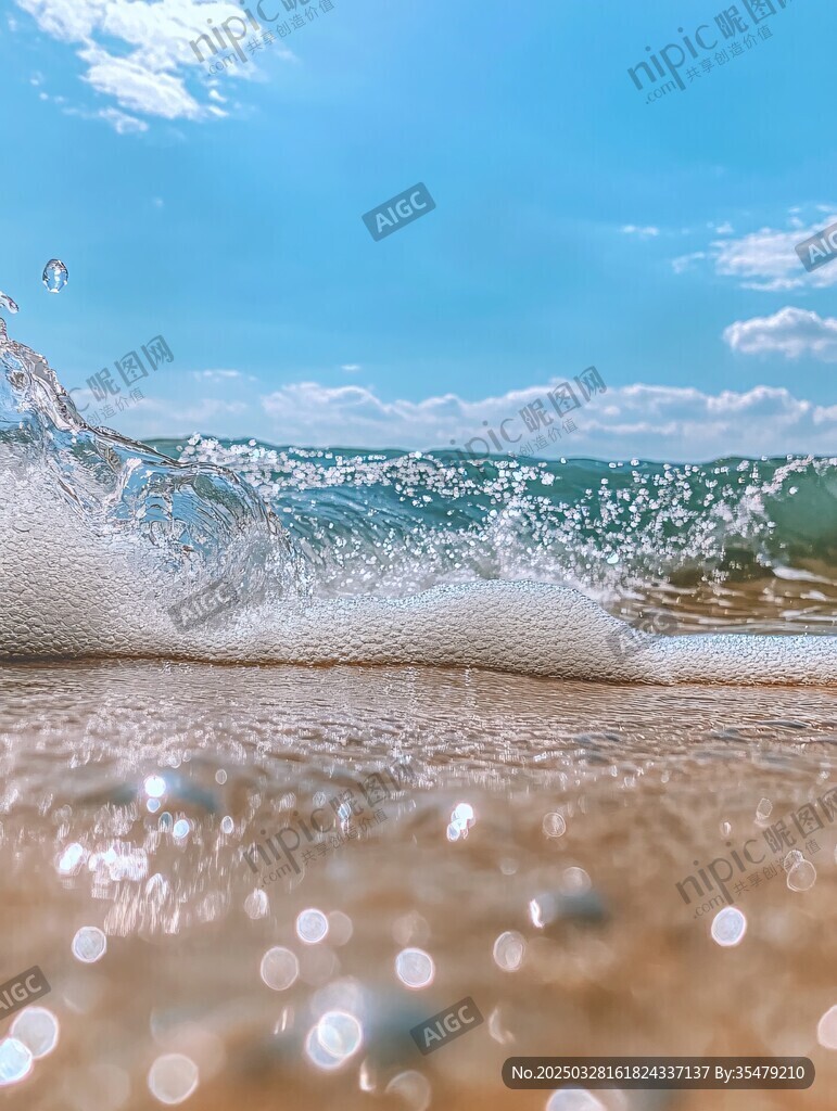 海浪轻拍沙滩的美丽瞬间