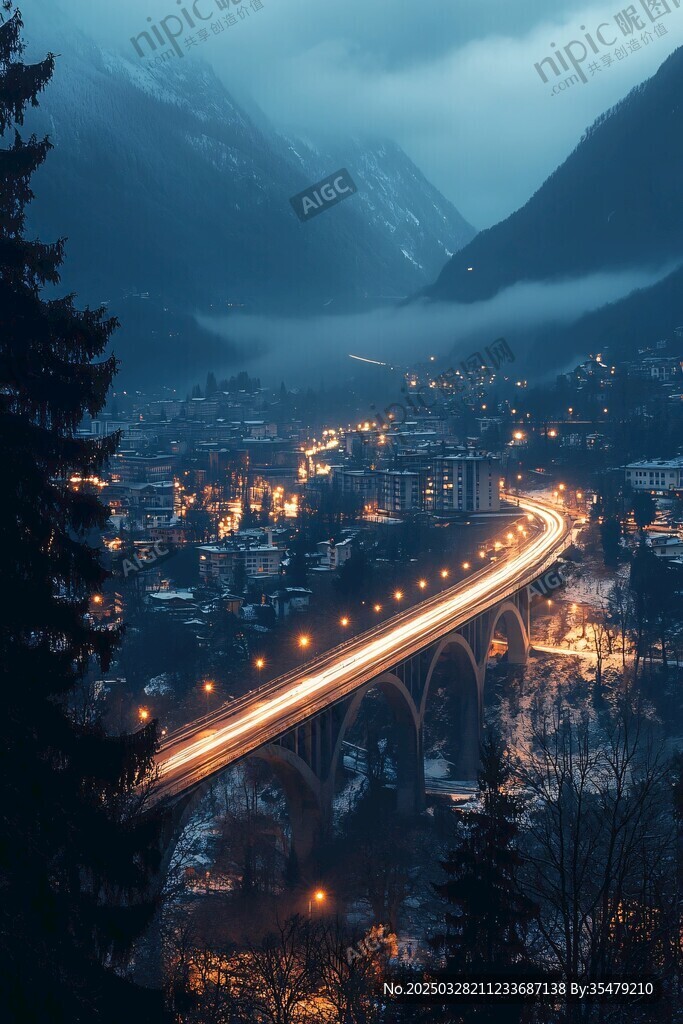山间夜城 公路灯火与雾景