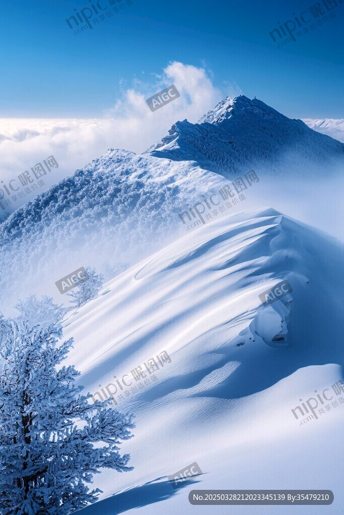 雪覆山峦云海间壮丽景致