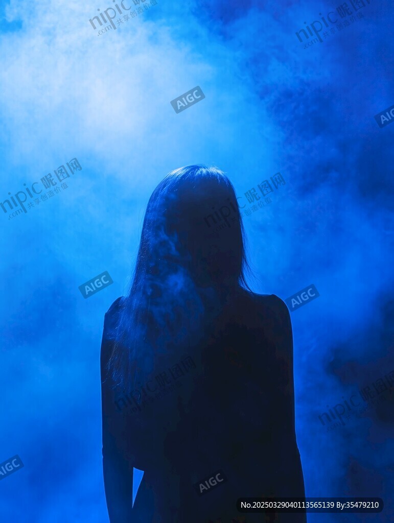 蓝色烟雾中的女性剪影