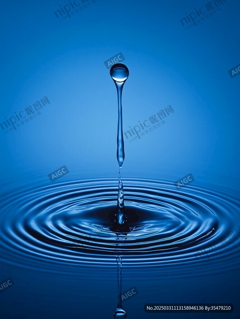 水滴入水形成美丽涟漪
