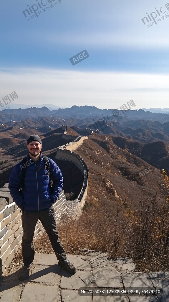 男子立于长城尽显豪迈