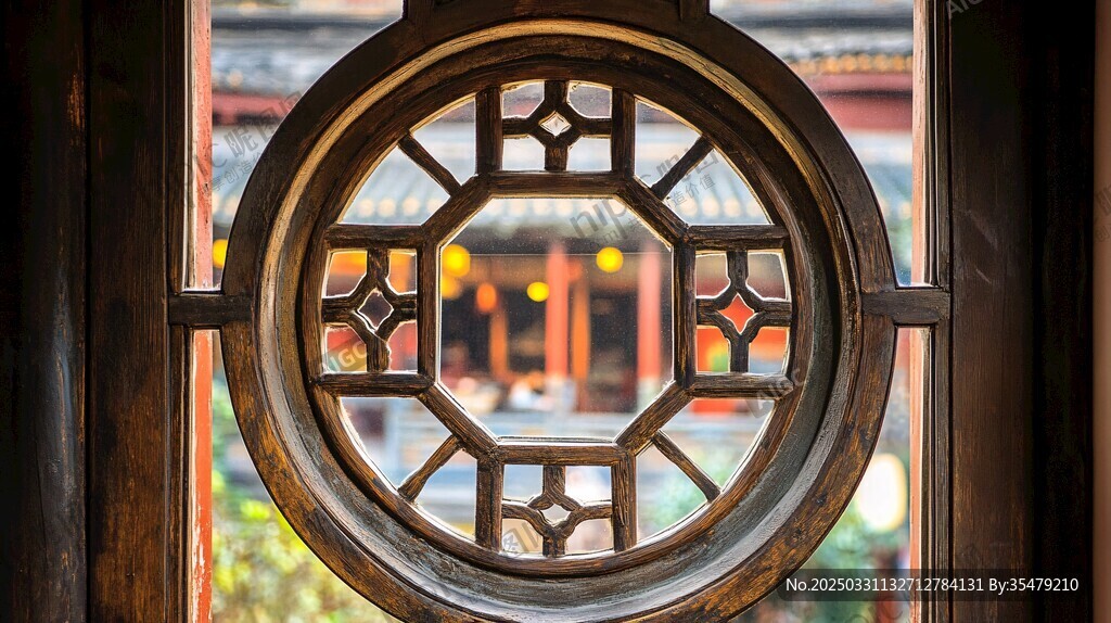 中式圆窗映古韵庭院