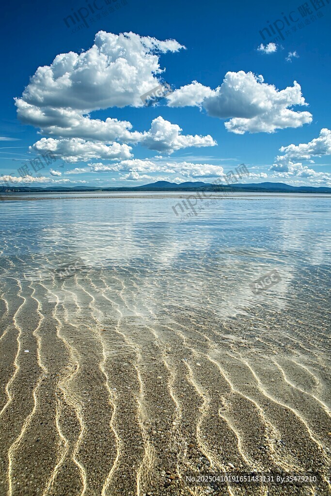 清澈湖面与蓝天白云美景