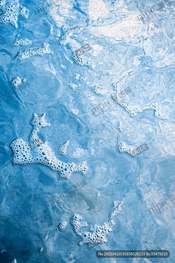 蓝色水面上的白色泡沫