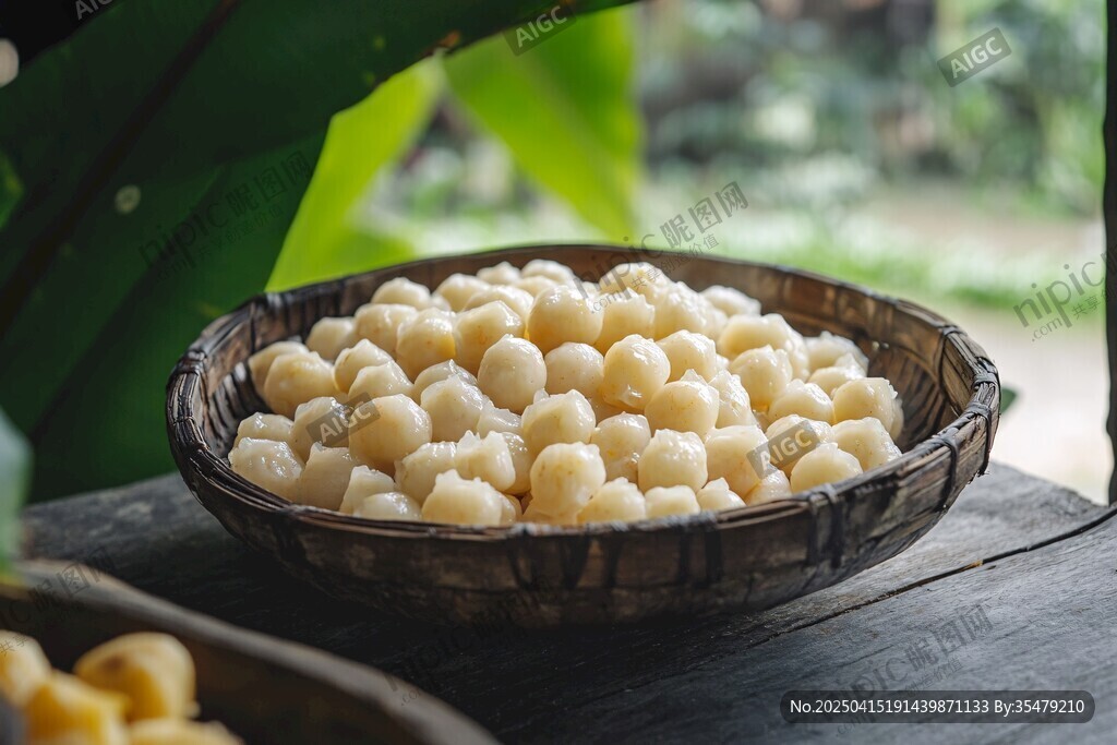 竹篮中的饱满圆润白果子