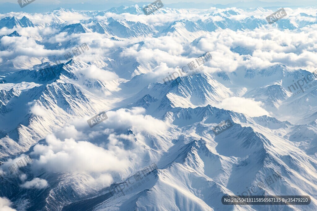 雪山云海壮丽景观