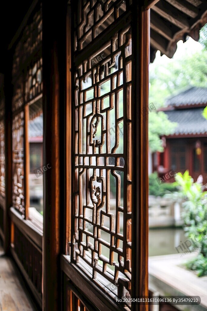 中式回廊雕花窗古朴景致