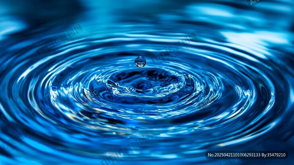 水滴入水泛起蓝色涟漪
