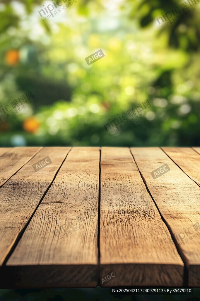 木质桌面与自然绿意背景