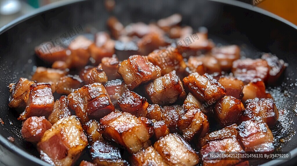 锅中翻炒的美味红烧肉