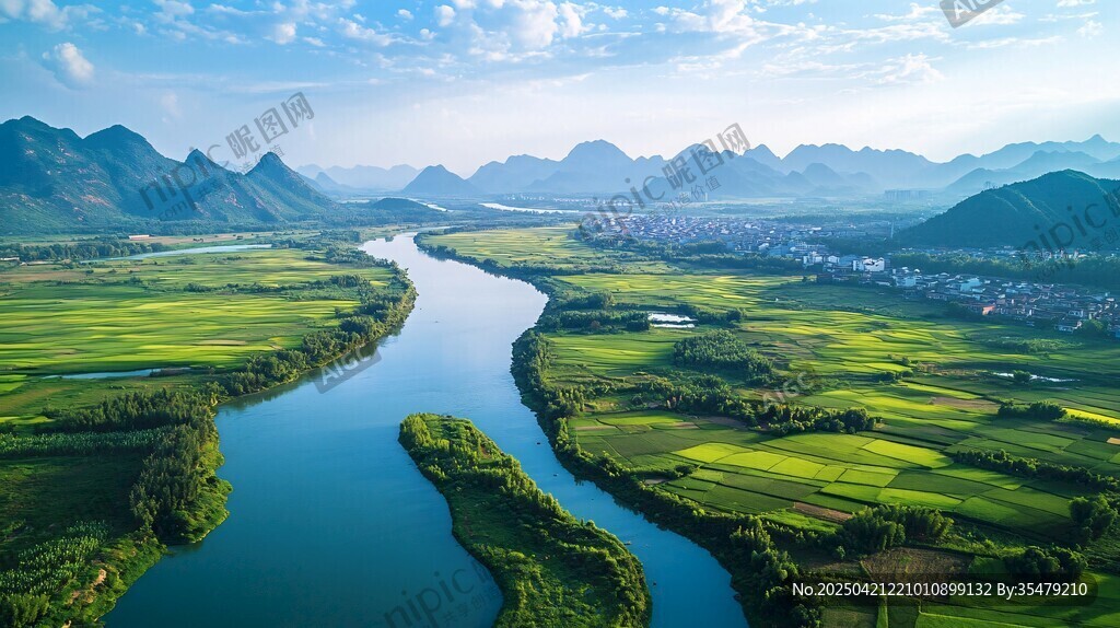 青山绿水间的蜿蜒河流