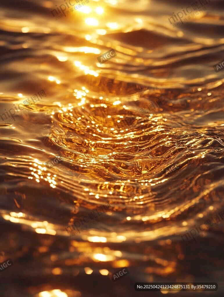 金色波光粼粼的水面美景
