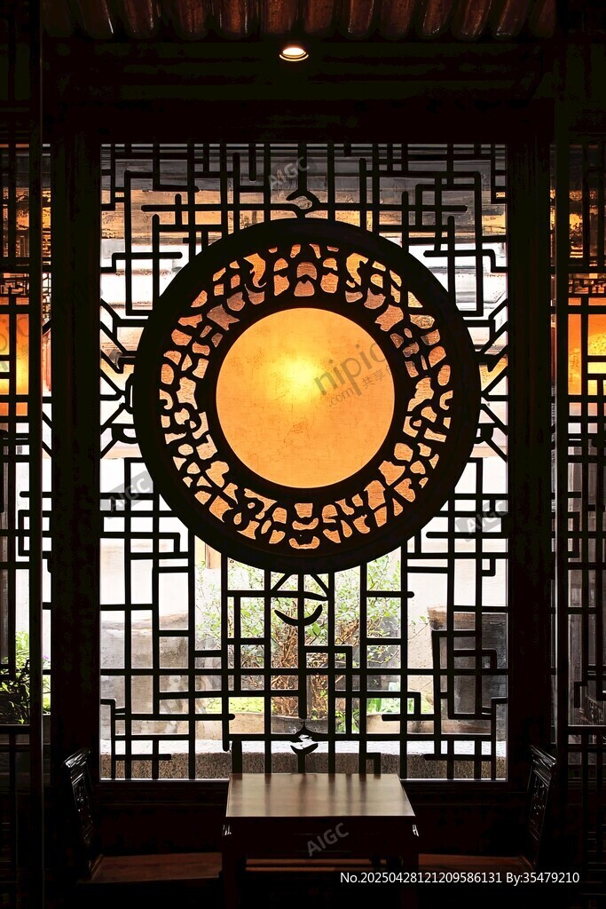 中式窗棂下的静谧空间