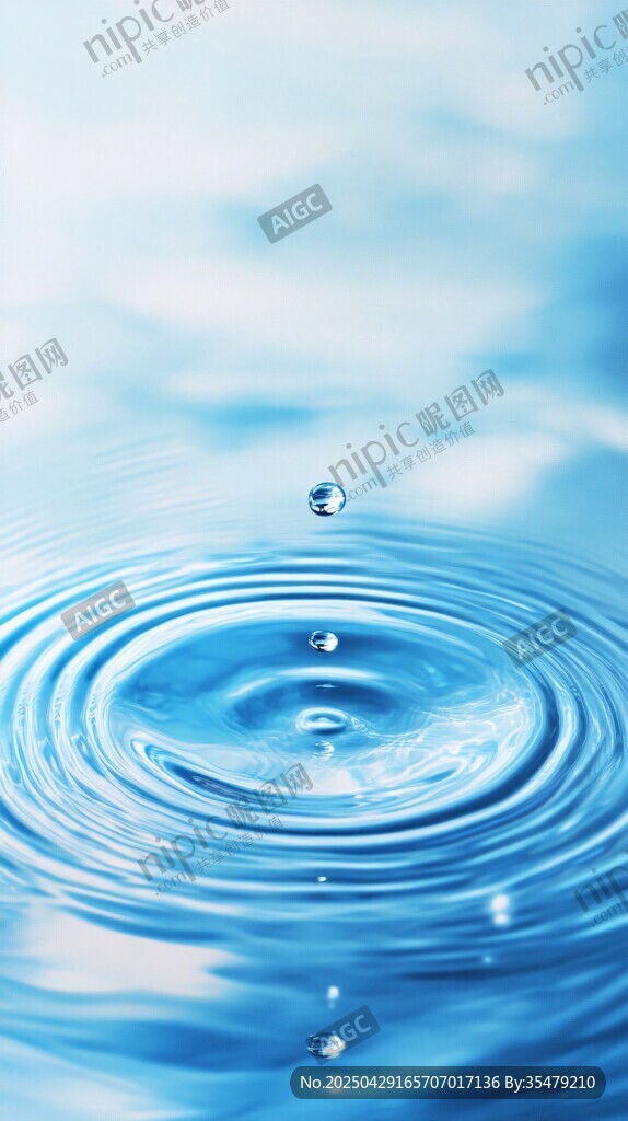 水滴落入水面的美丽涟漪