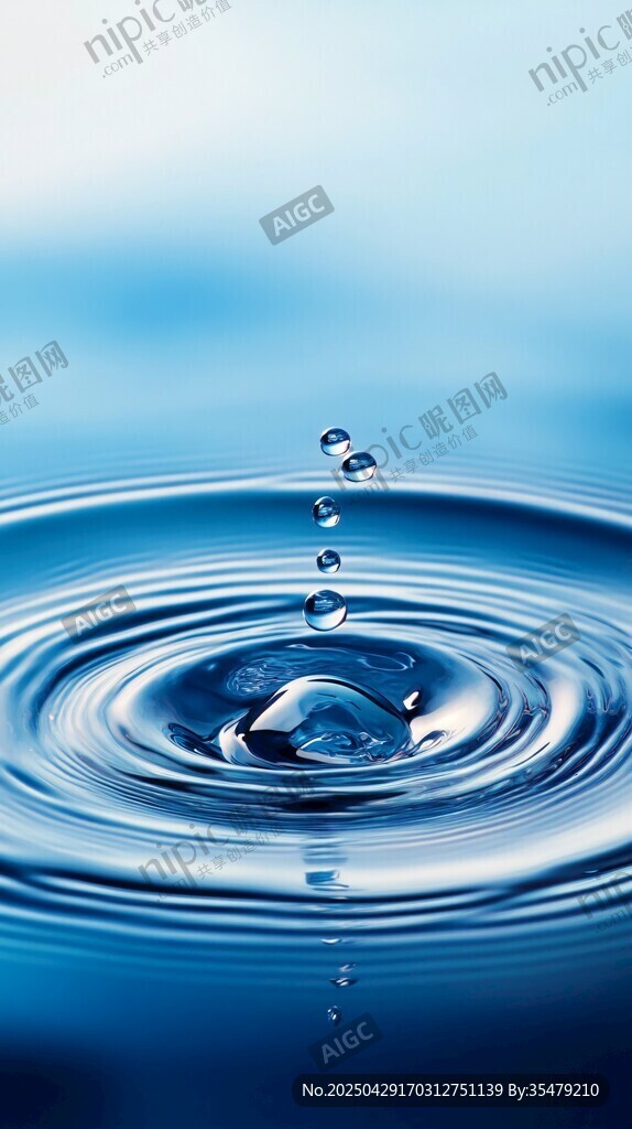 水滴落入水面的涟漪景象