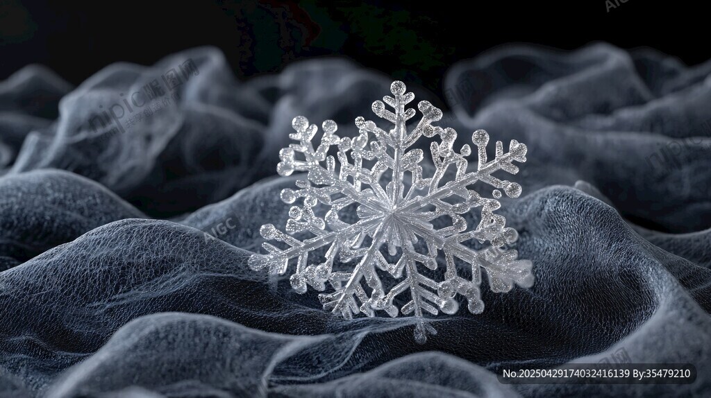 精致雪花静置于柔滑织物上