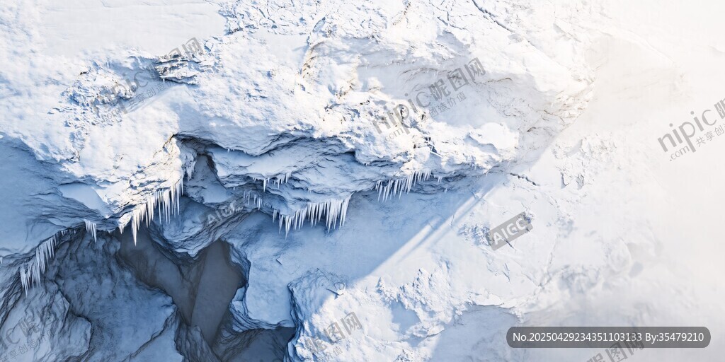 冰雪覆盖的壮观峡谷景观