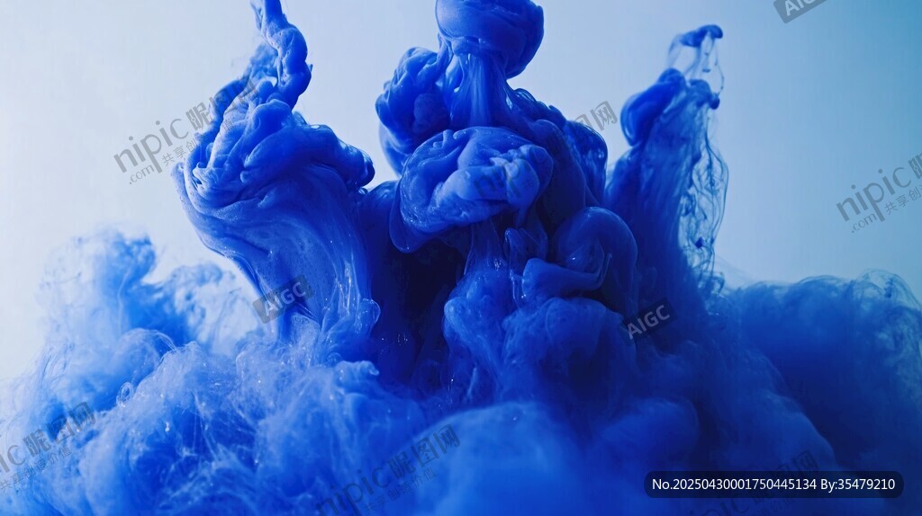 蓝色墨水在水中的梦幻绽放