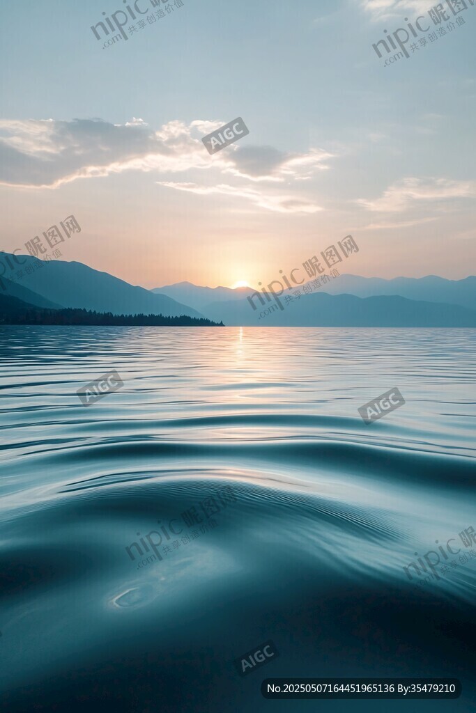 湖畔日落波光粼粼美景