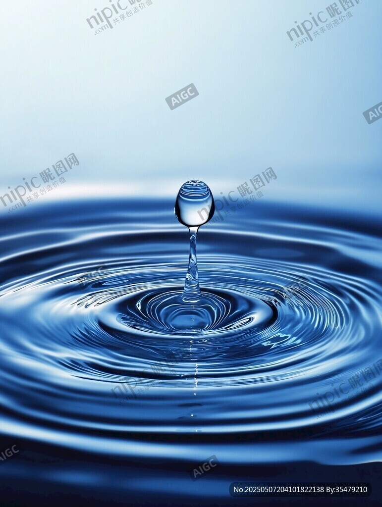 水滴落入水面的美丽瞬间