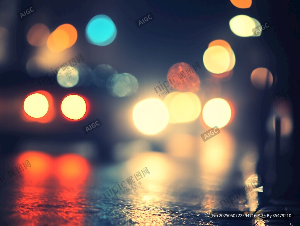 雨夜街头斑斓灯光倒影