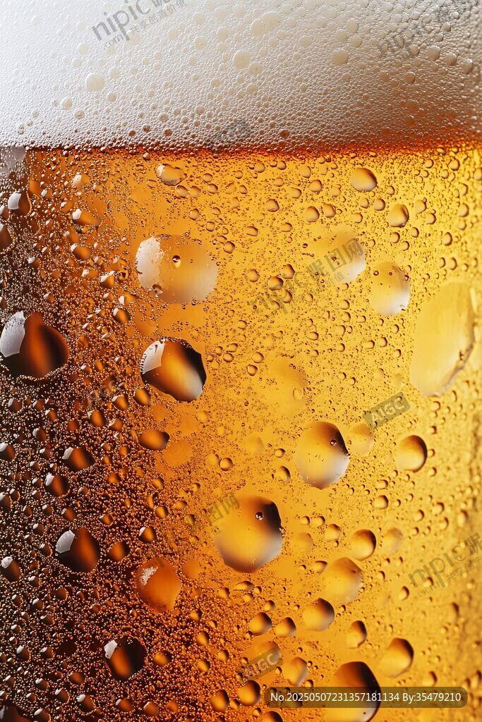 冰爽啤酒上的晶莹水珠