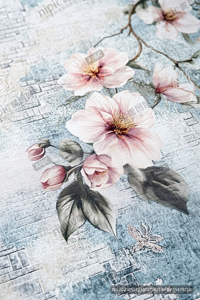 淡蓝底上绽放的粉嫩花朵